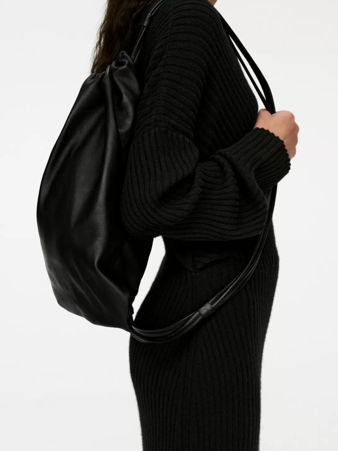 ARKET | Abito in Lana con Drappeggi + Eleganti Maglioni e Cardigan in Maglia