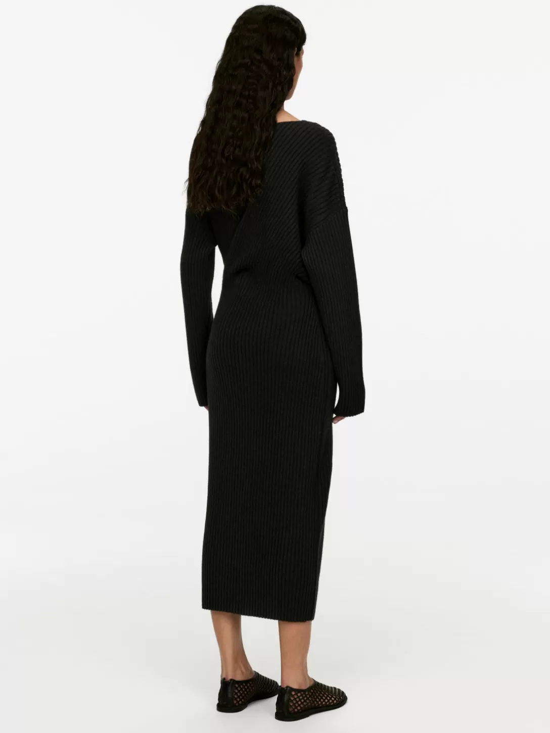 ARKET | Abito in Lana con Drappeggi + Eleganti Maglioni e Cardigan in Maglia