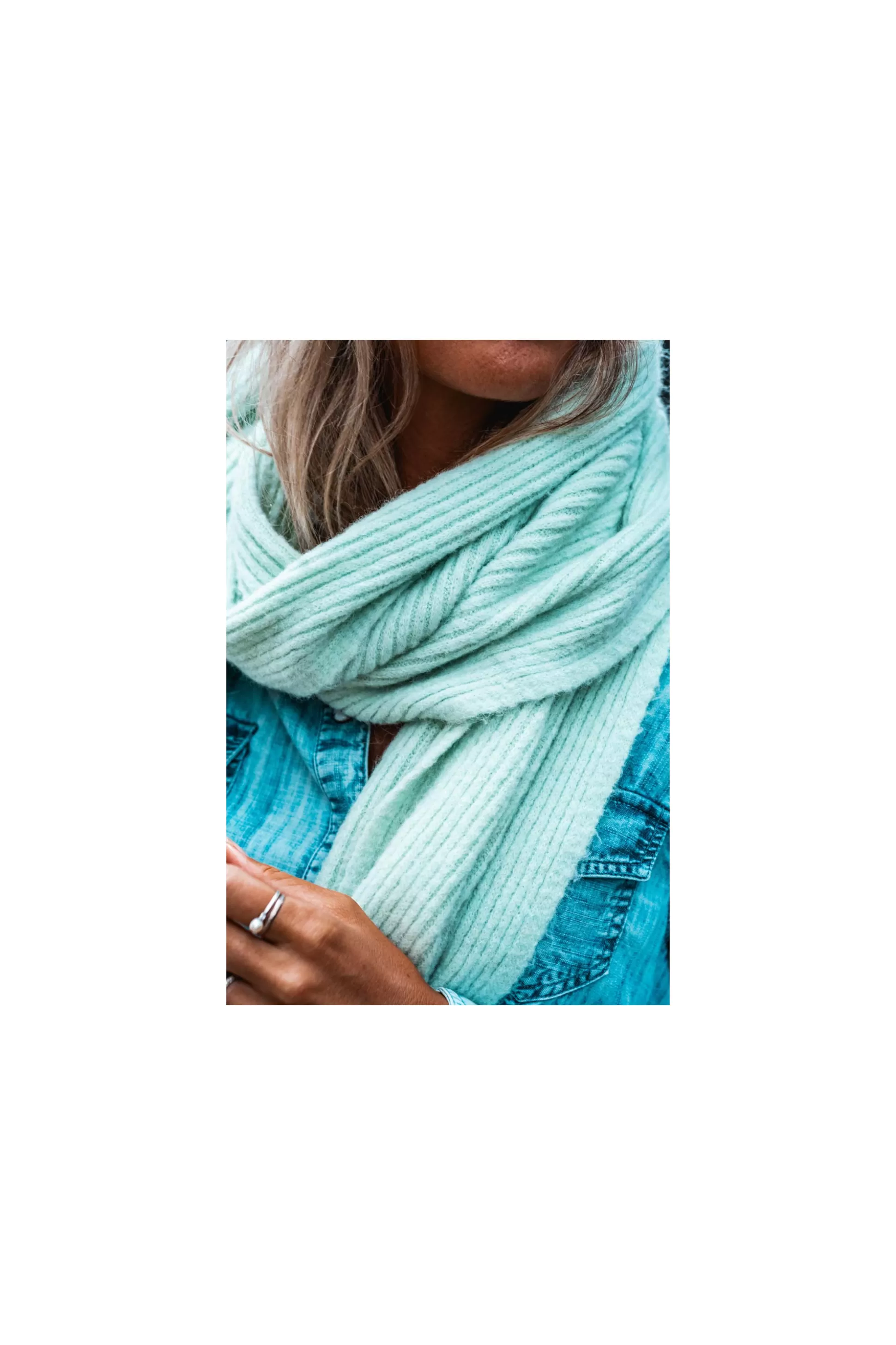 Sciarpa Elegante Verde Acqua con Dettaglio Ricamo - Accessorio Moda Primavera