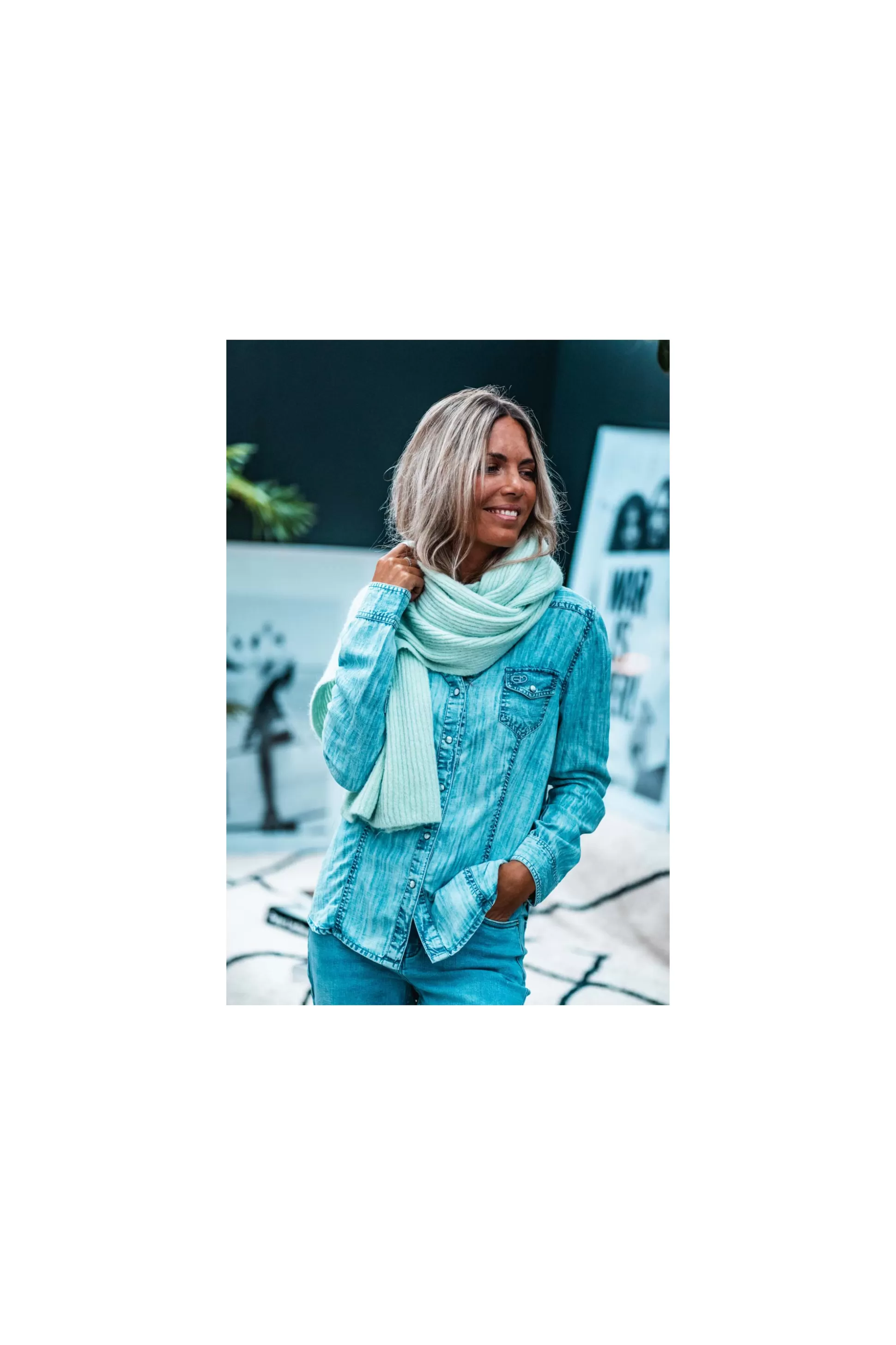 Sciarpa Elegante Verde Acqua con Dettaglio Ricamo - Accessorio Moda Primavera