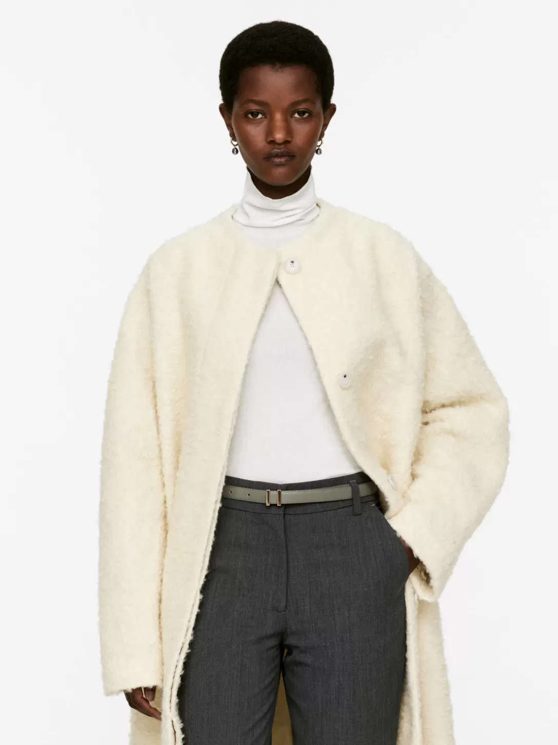 Cintura in vera pelle con fibbia regolabile - design minimalista ARKET per outfit quotidiani