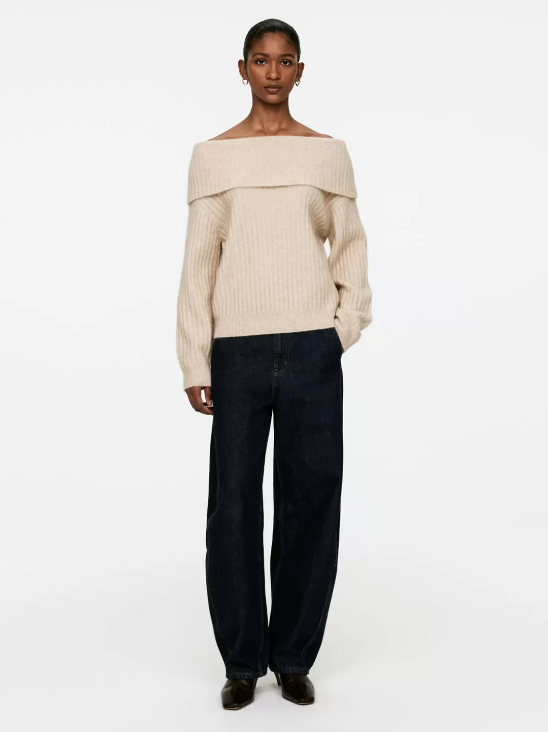 Maglione in punto morbido con scollo asimmetrico - Collezione pullover autunnali ARKET