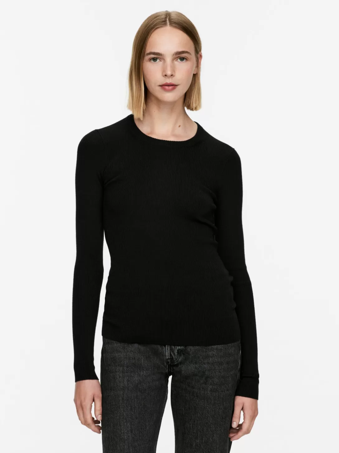 Maglioni e Cardigan in Lana Merino con Lavorazione a Coste - Comfort e Stile ARKET 

Punto a maglia morbido con dettagli artigianali, collezione autunno/inverno in pura lana merino. Ideale per look casual raffinati, disponibile in taglie da uomo e donna.