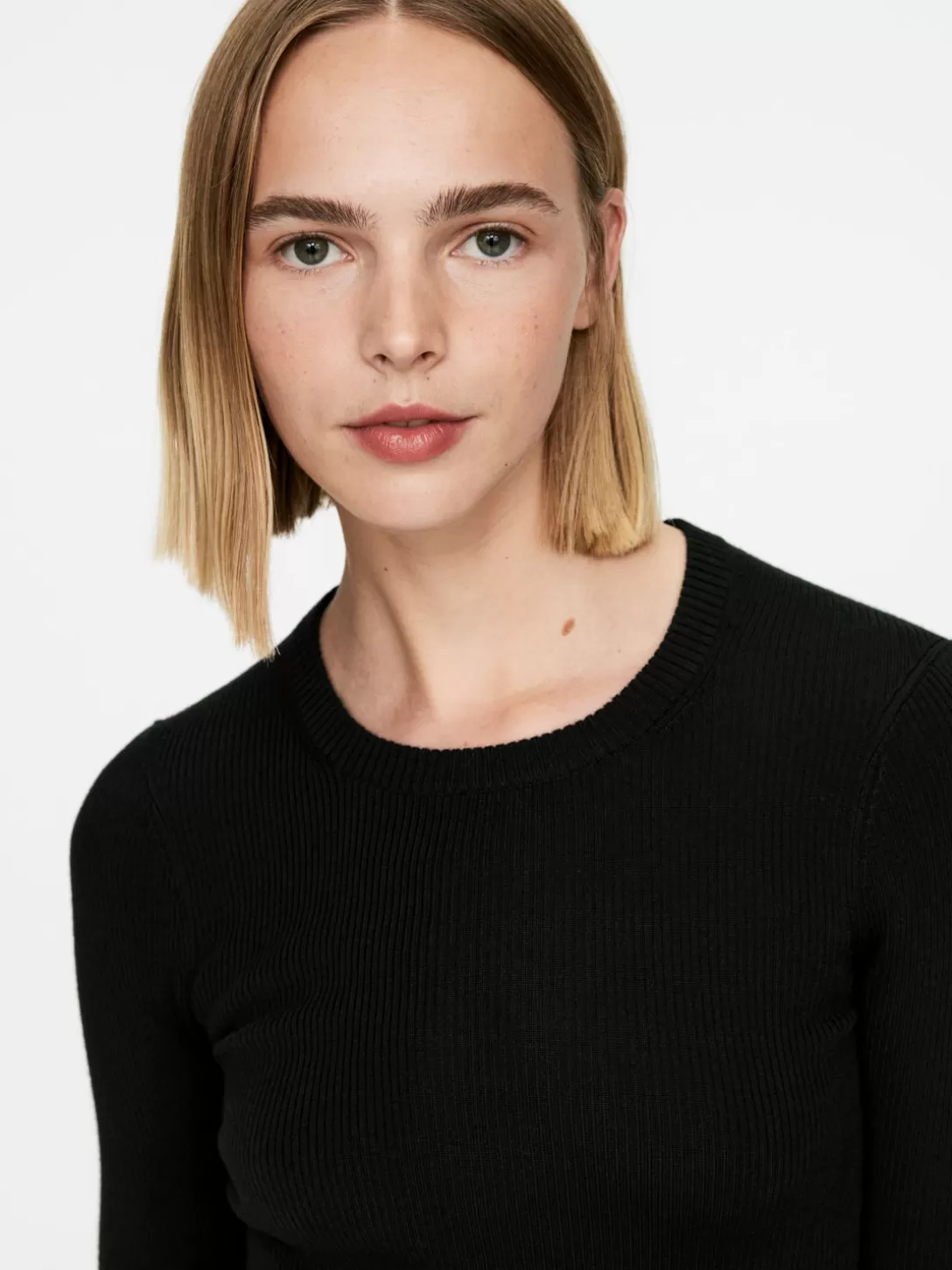 Maglioni e Cardigan in Lana Merino con Lavorazione a Coste - Comfort e Stile ARKET 

Punto a maglia morbido con dettagli artigianali, collezione autunno/inverno in pura lana merino. Ideale per look casual raffinati, disponibile in taglie da uomo e donna.