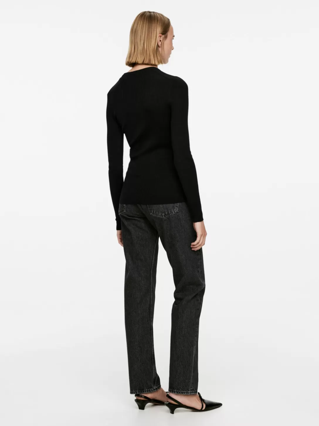 Maglioni e Cardigan in Lana Merino con Lavorazione a Coste - Comfort e Stile ARKET 

Punto a maglia morbido con dettagli artigianali, collezione autunno/inverno in pura lana merino. Ideale per look casual raffinati, disponibile in taglie da uomo e donna.