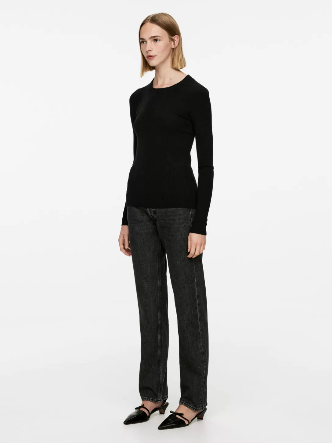 Maglioni e Cardigan in Lana Merino con Lavorazione a Coste - Comfort e Stile ARKET 

Punto a maglia morbido con dettagli artigianali, collezione autunno/inverno in pura lana merino. Ideale per look casual raffinati, disponibile in taglie da uomo e donna.