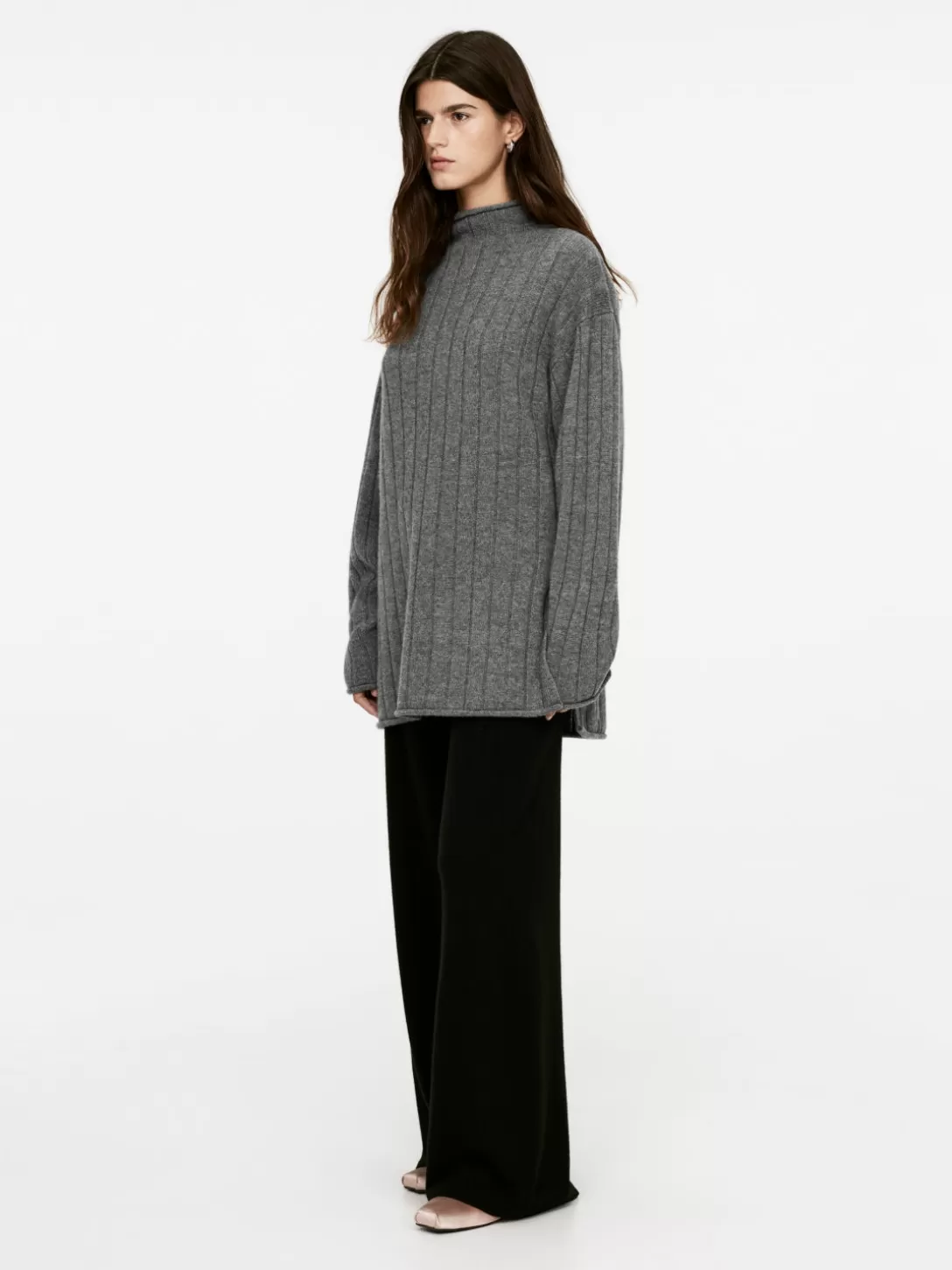 Maglione invernale ARKET in cashmere e lana - Intreccio a coste per un comfort stagionale, capo essenziale per l'autunno-inverno con eleganza senza tempo.