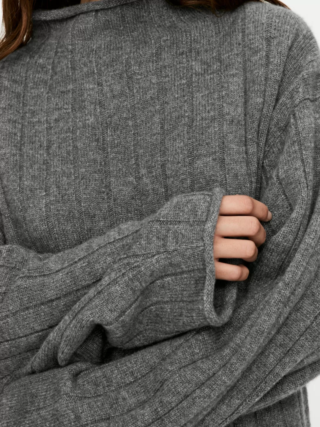 Maglione invernale ARKET in cashmere e lana - Intreccio a coste per un comfort stagionale, capo essenziale per l'autunno-inverno con eleganza senza tempo.