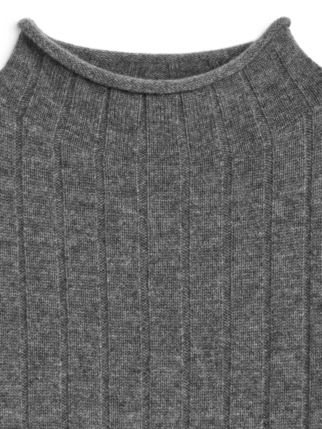 Maglione invernale ARKET in cashmere e lana - Intreccio a coste per un comfort stagionale, capo essenziale per l'autunno-inverno con eleganza senza tempo.