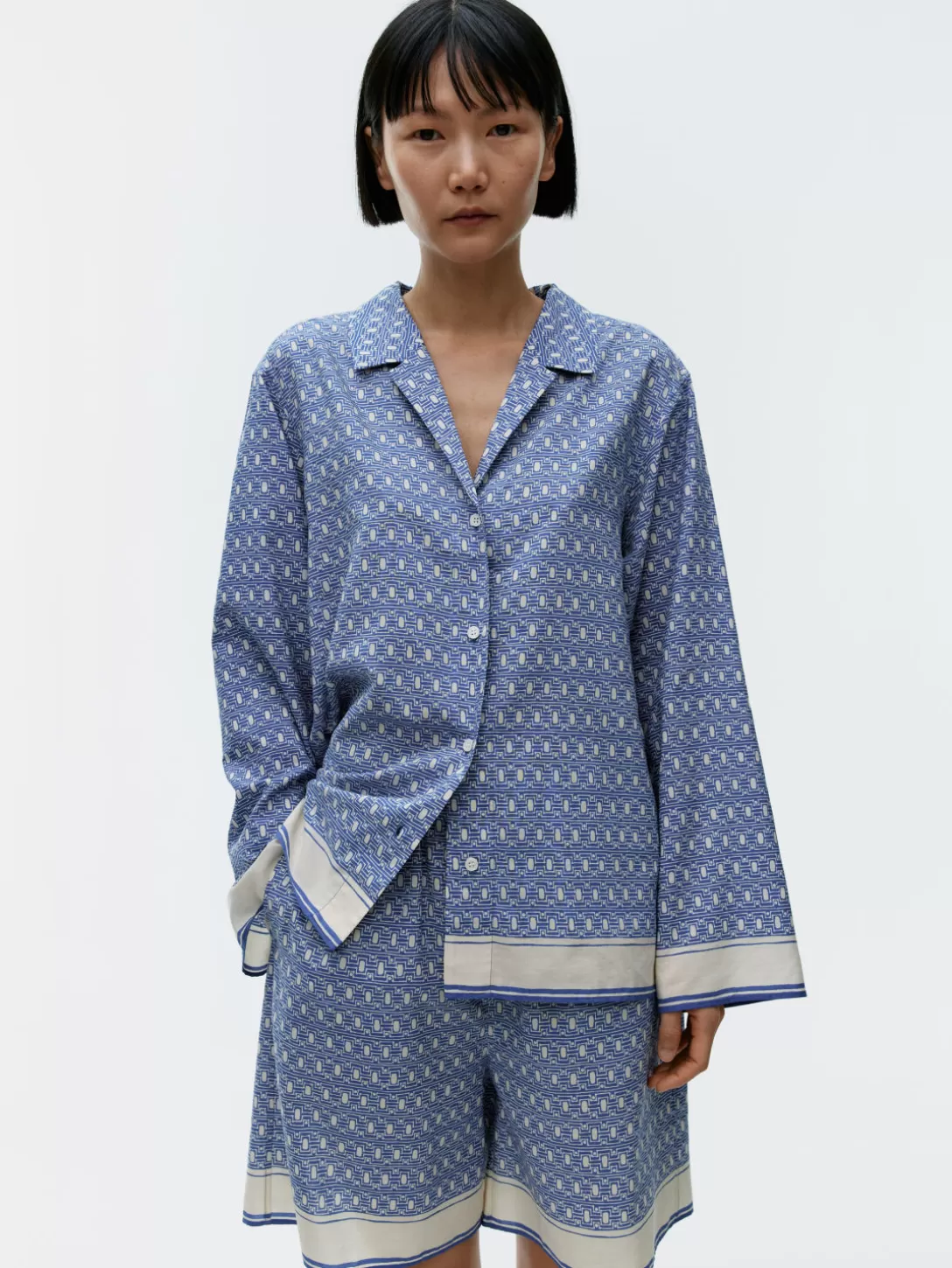 Maglioni e Cardigan in Tessuto Lyocell con Cotone - Shorts Confortevoli per Look Casual e Stile Naturale  

Abbinamento Perfetto tra Trama Aria Leggera e Design Funzionale, Ideale per Tutto il Giorno