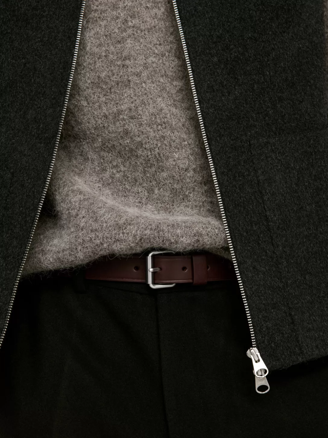 Cintura Elegante in Vera Pelle Slim ARKET - Design Essenziale con Fibbia Minimal