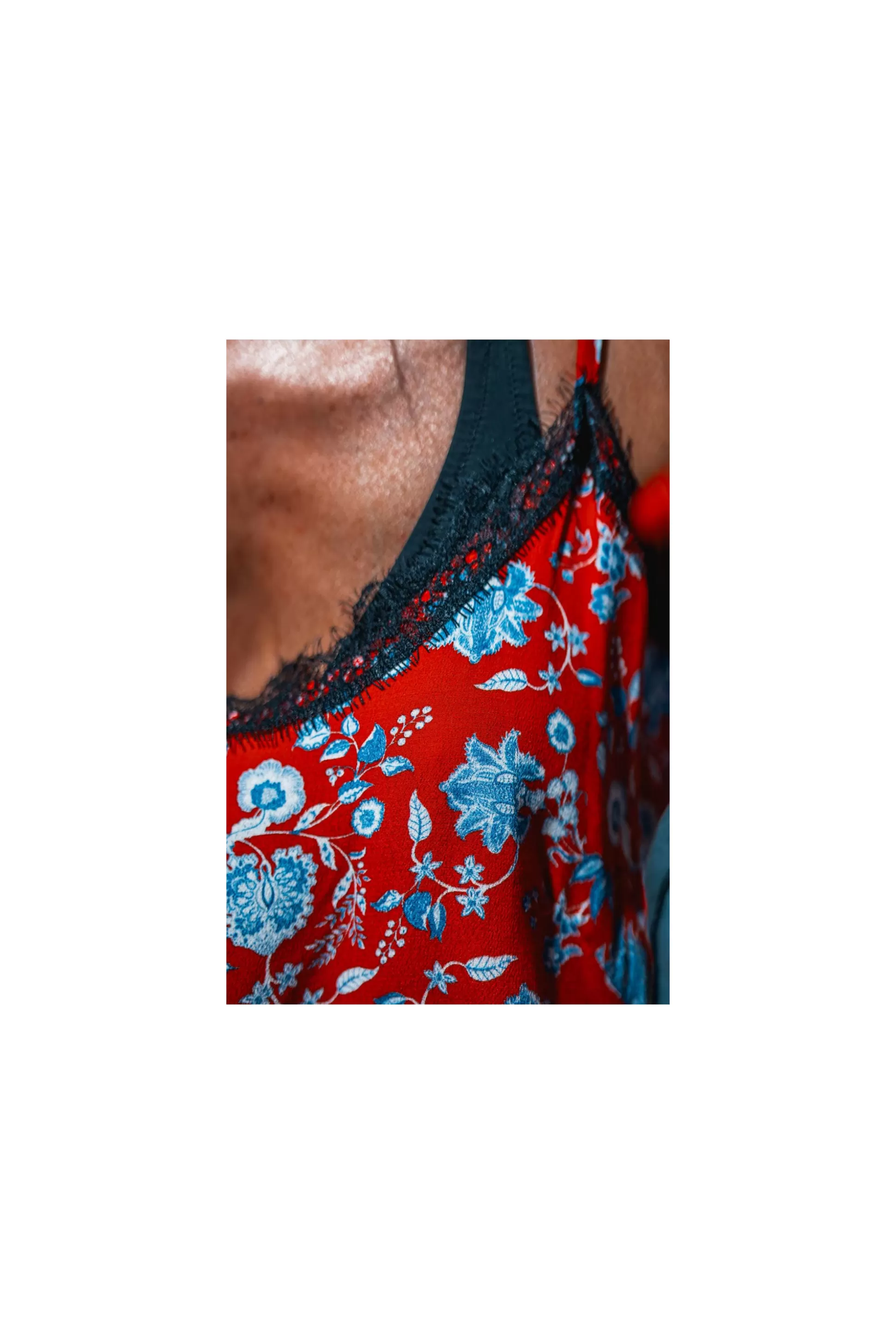 Kate Flower Rouge: Maglie e Top Eleganti in Edizione Limitata - Offerta Imperdibile!