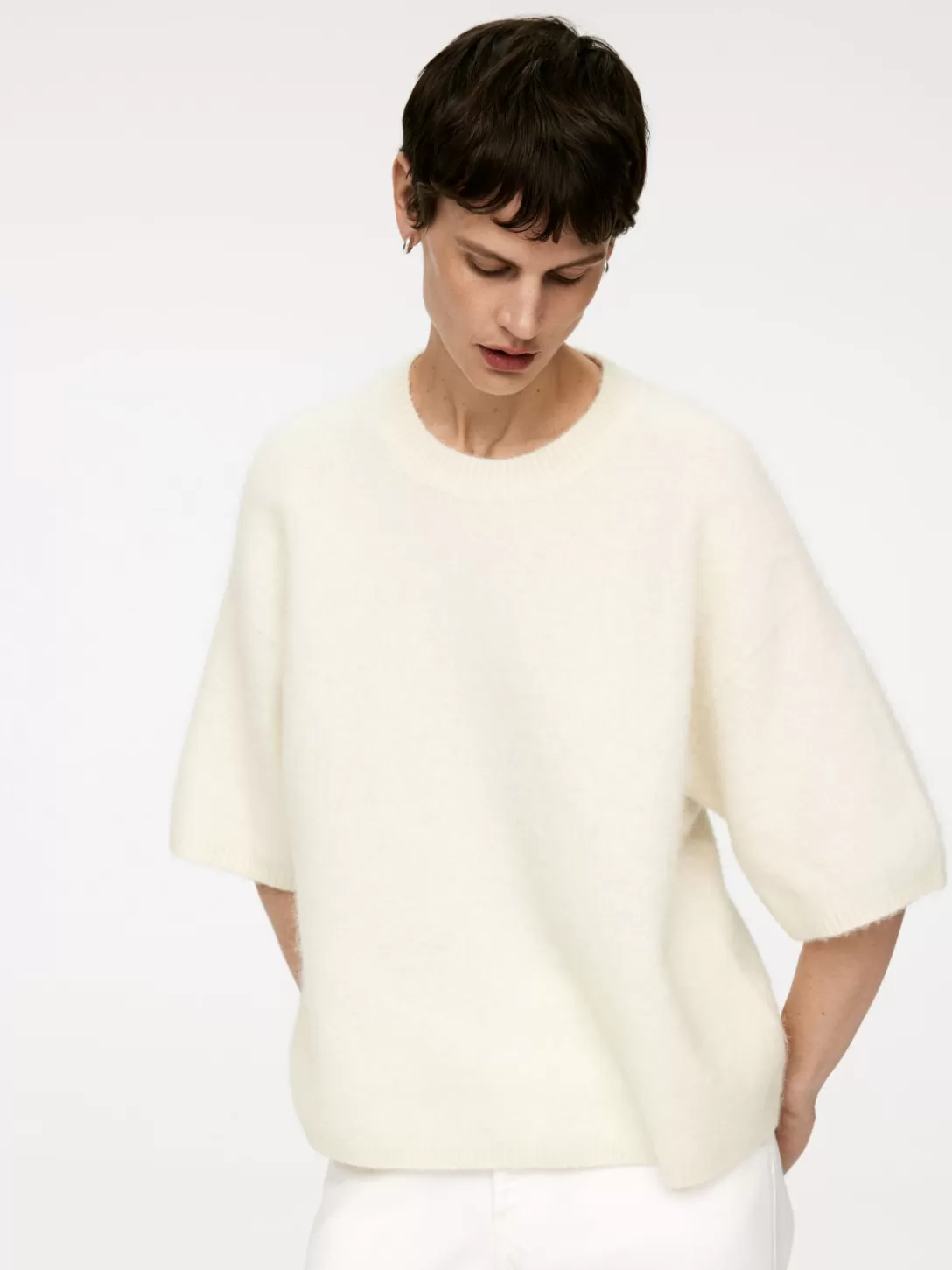 Maglioni in misto alpaca e lana pura - Cardigan e pullover lavorati a maglia con design moderno ARKET. Confortevole per l'inverno, stile nordico per tutti i giorni. Collezione autunno-inverno in filati naturali.