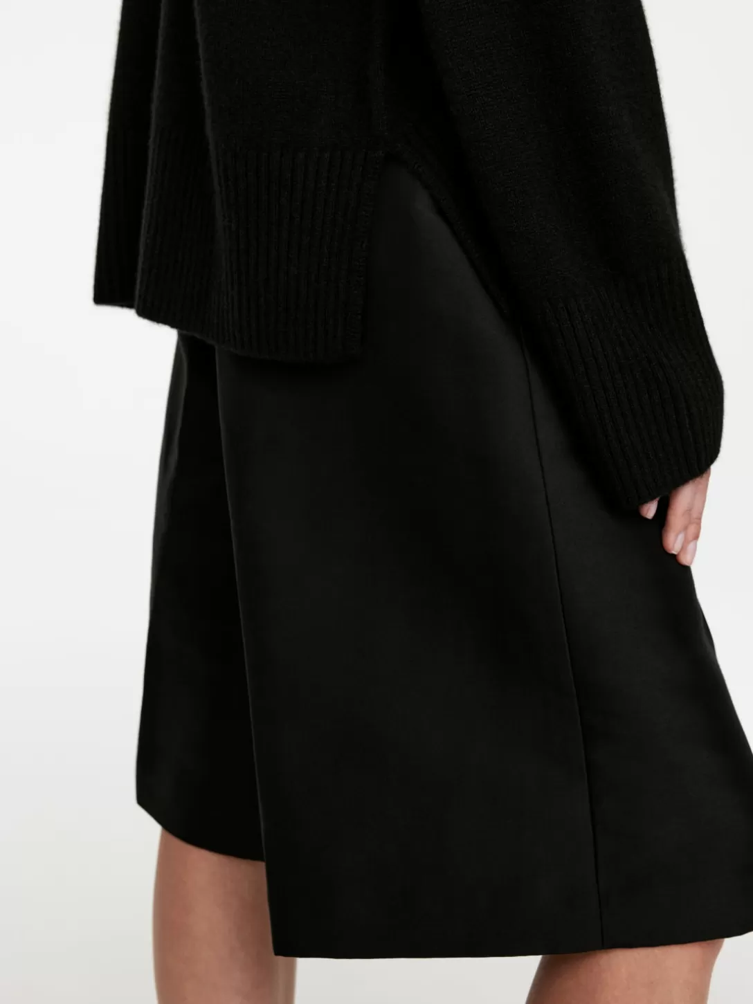 Maglione ARKET in Lana e Cashmere - Design morbido e avvolgente con taglio rilassato. Cardigan e pullover lavorati a maglia per un comfort naturale.