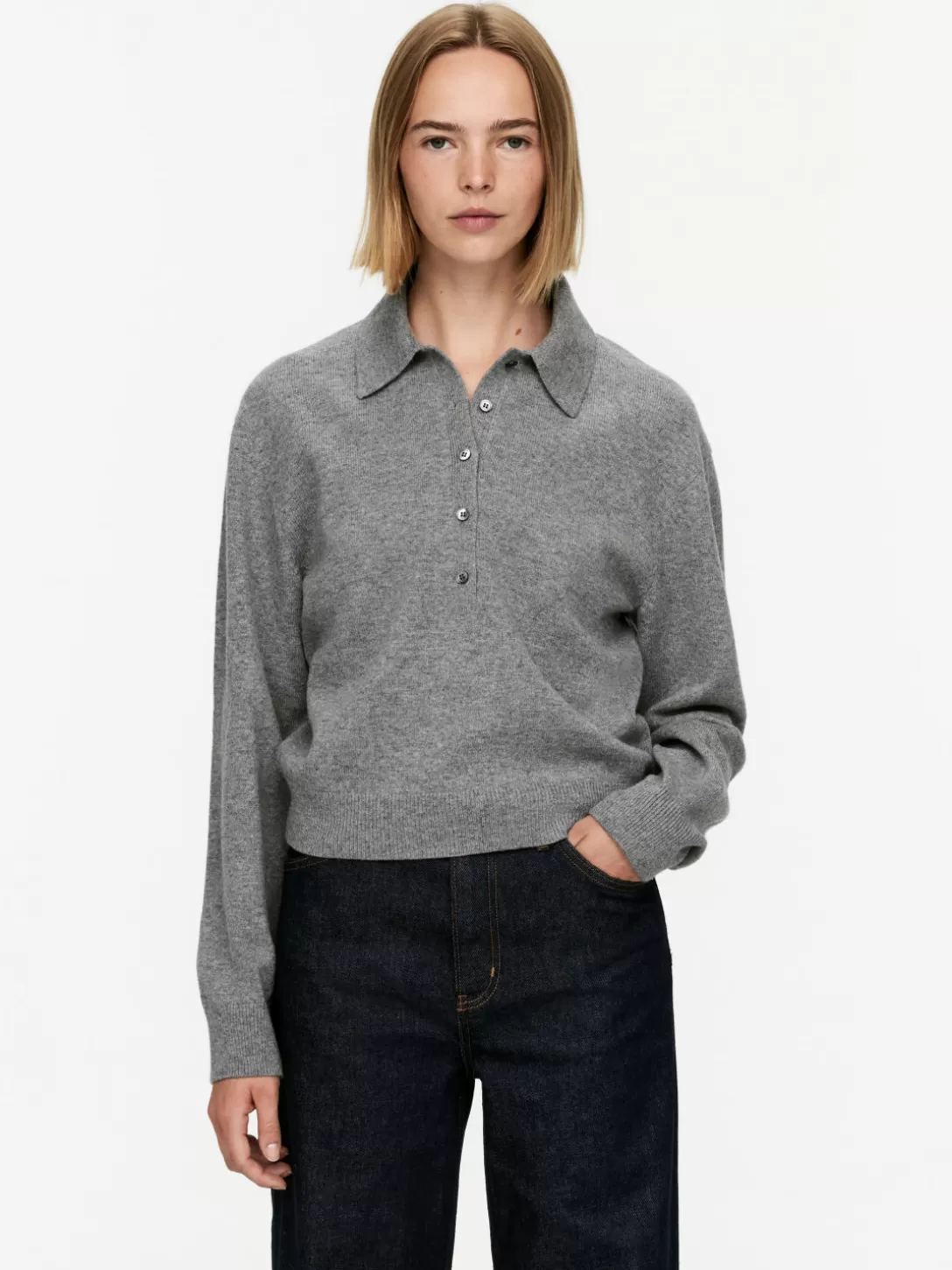 Maglione ARKET in Lana Merino con Cappuccio - Dolcevita a Coste per Autunno-Inverno 2023 

Alternativa elegante: 
Dolcevita con Cappuccio ARKET - Maglione Unisex in Lana Cardata, Design Scandinavo per Stagioni Fredde