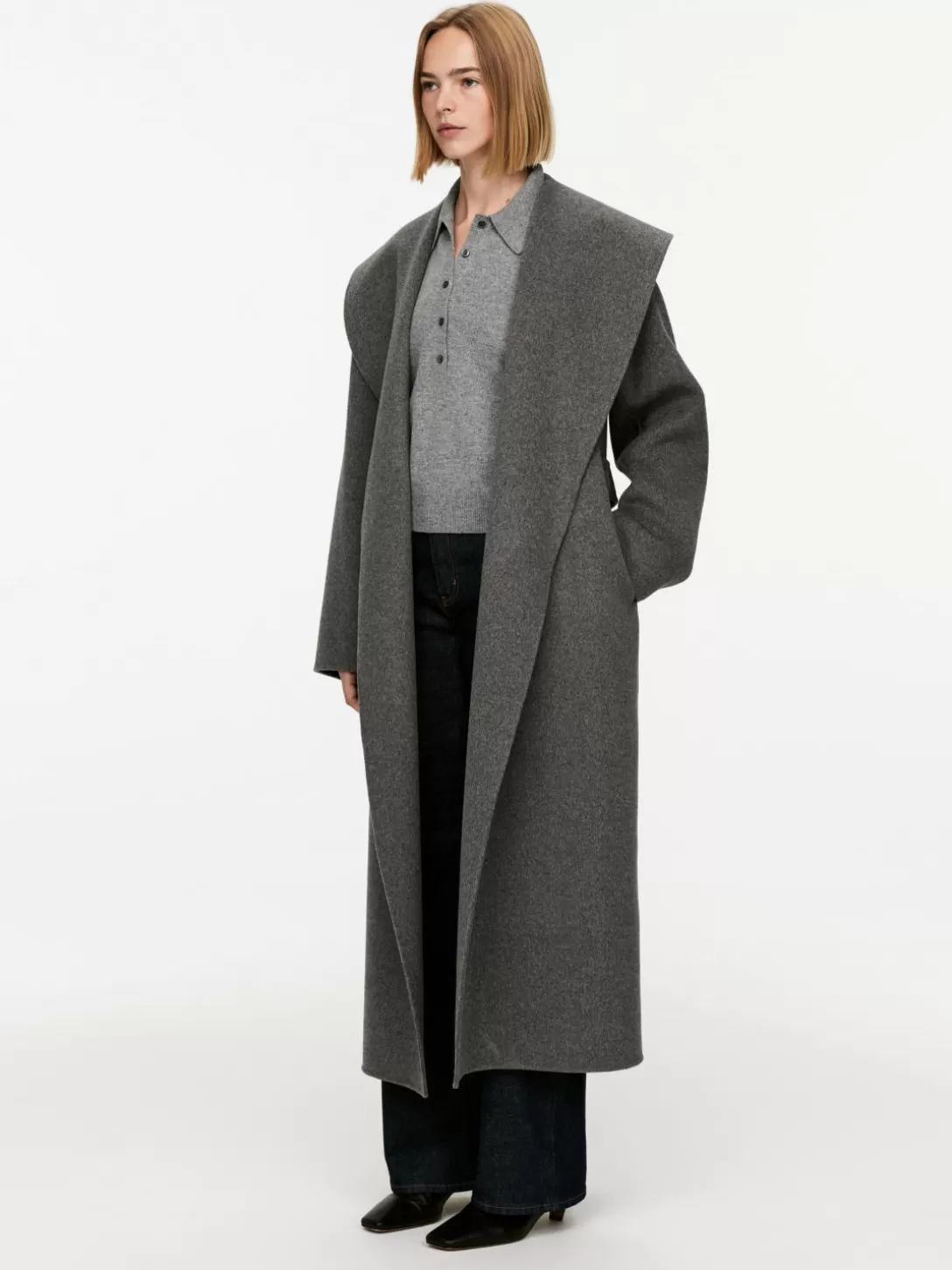 Maglione ARKET in Lana Merino con Cappuccio - Dolcevita a Coste per Autunno-Inverno 2023 

Alternativa elegante: 
Dolcevita con Cappuccio ARKET - Maglione Unisex in Lana Cardata, Design Scandinavo per Stagioni Fredde