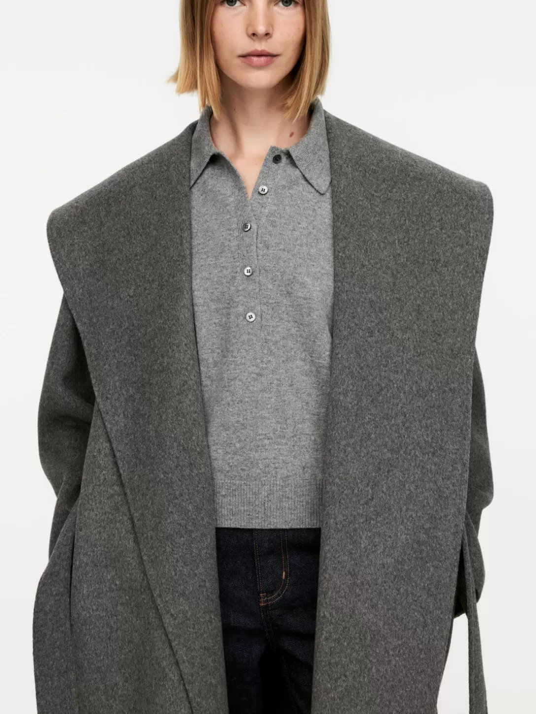 Maglione ARKET in Lana Merino con Cappuccio - Dolcevita a Coste per Autunno-Inverno 2023 

Alternativa elegante: 
Dolcevita con Cappuccio ARKET - Maglione Unisex in Lana Cardata, Design Scandinavo per Stagioni Fredde