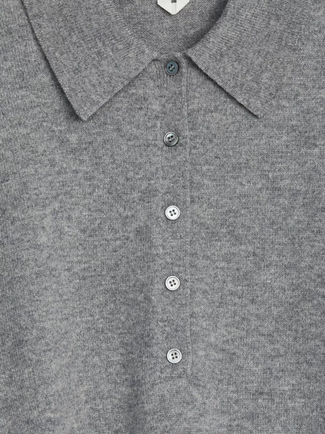Maglione ARKET in Lana Merino con Cappuccio - Dolcevita a Coste per Autunno-Inverno 2023 

Alternativa elegante: 
Dolcevita con Cappuccio ARKET - Maglione Unisex in Lana Cardata, Design Scandinavo per Stagioni Fredde