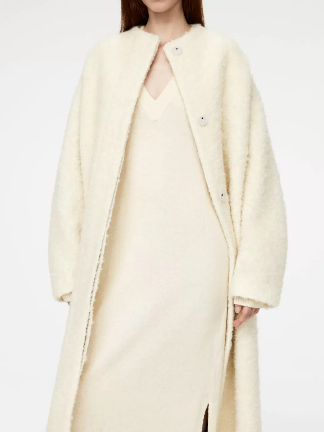 Abito ARKET in Lana Merino con Scollo a V - Maglioni e Cardigan Intrecciati | Linea Maglieria Autunno-Inverno con Dettaglio a Coste